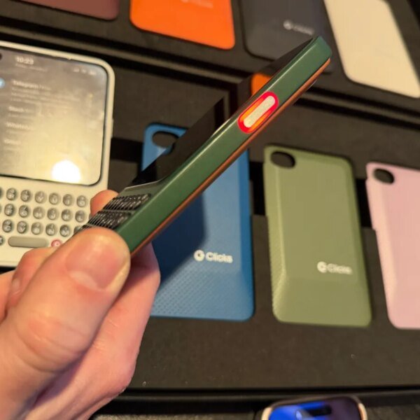 Clicks exhibits off its BlackBerry-inspired cellphone in a brand new hands-on video