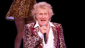 Rod Stewart practically faints on stage, wants oxygen throughout Utah live performance