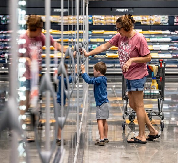 Grocery Stores Lower Prices as Consumers Pare Spending