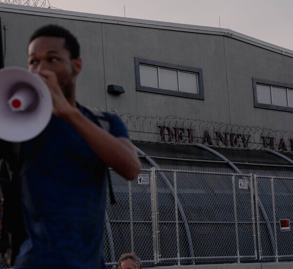 Members of Congress Intensify Criticism of Immigration Detention Center