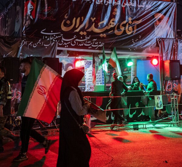 Iran War Live Updates: U.S. Expands Airstrikes With Attacks on Bridges and…
