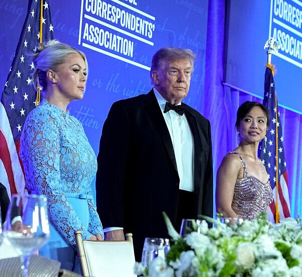 At Correspondents’ Dinner, a Rambling Trump Hurls Insults