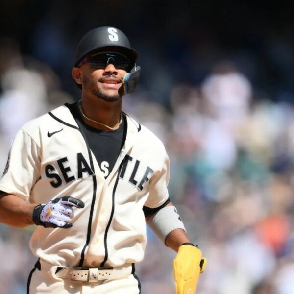 Mariners CF Julio Rodriguez exits vs. Reds after run-scoring single