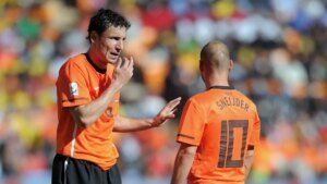 Belgium rent coach Mark van Bommel to interchange Rudi Garcia