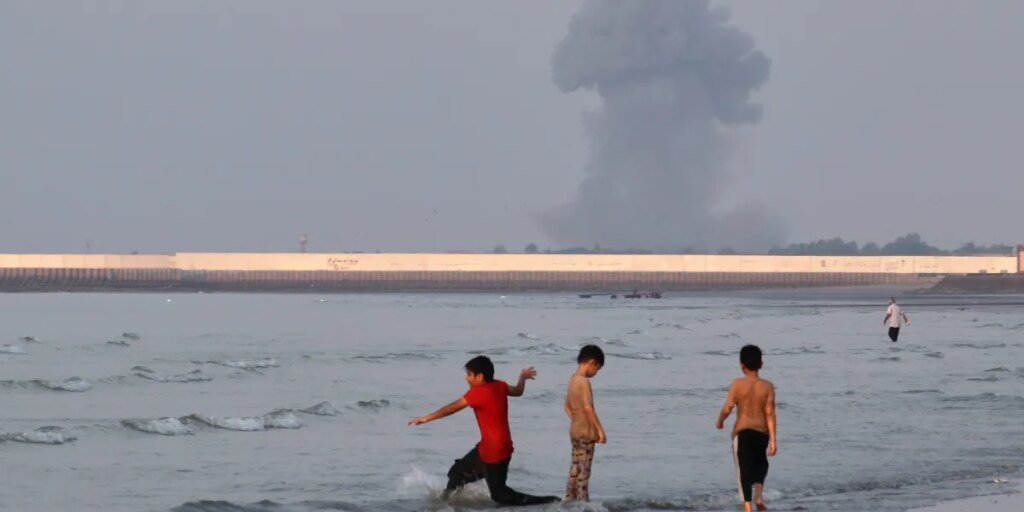 U.S. and Iran each say they management the Strait of Hormuz amid assaults threatening all-out warfare