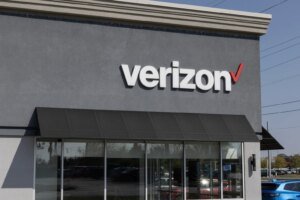 Verizon: Executing Amid Industry Uncertainty, Raising My Target