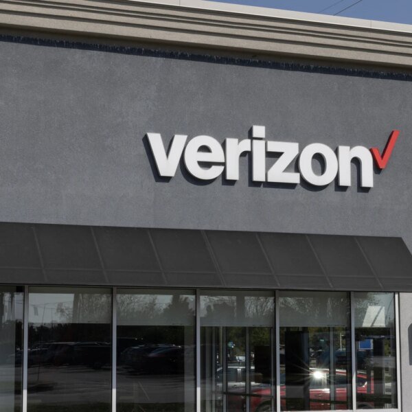 Verizon: Executing Amid Industry Uncertainty, Raising My Target