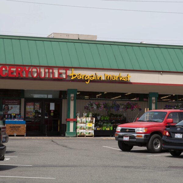 Grocery Outlet Stock: More Traffic, Smaller Baskets, Same Problems (NASDAQ:GO)