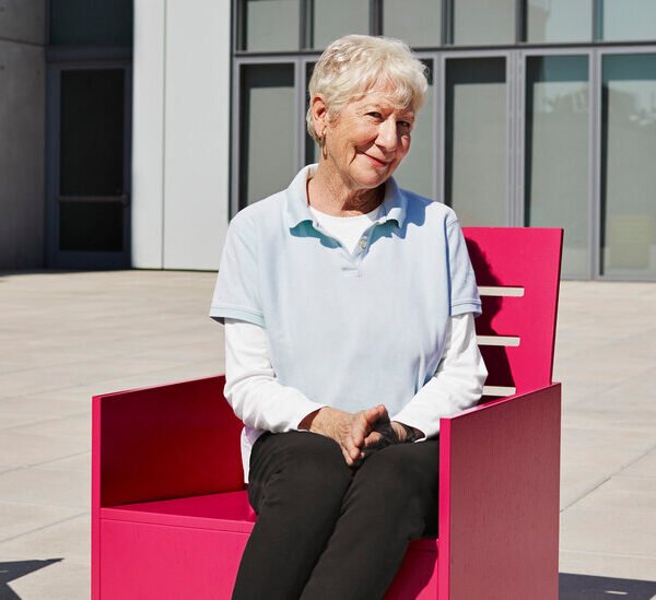 Mary Heilmann, Painter of Vividly Wobbly Abstractions, Dies at 86