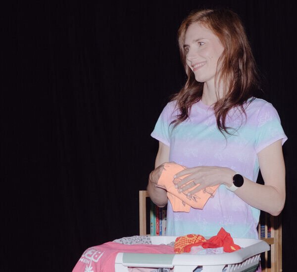 At Edinburgh Fringe, Amanda Knox Takes the Mic to Reclaim Her Story