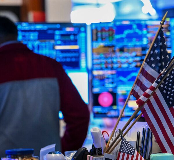 Stock Trading in Congress Becomes an Attack Line in Midterm Campaigns