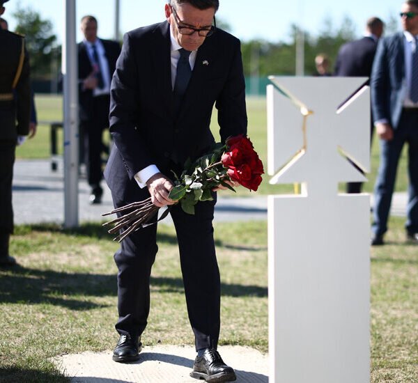 UK Prime Minister Burnham Arrives in Ukraine as Russia Amps Up Warnings