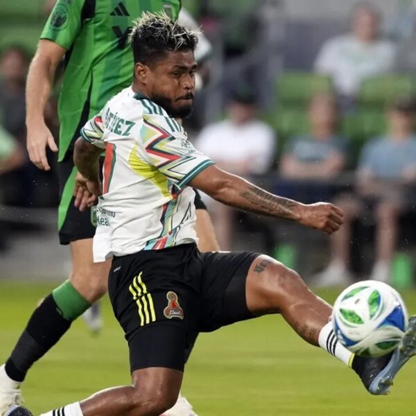 Columbus, Charlotte face off, each boasting newly-signed gamers