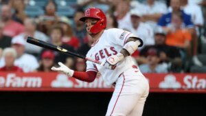 Early 3-run rally proves sufficient for Angels to down Rangers