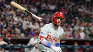 Phillies edge Diamondbacks, stay tied atop NL wild-card race
