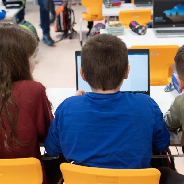 Classroom gadgets deprive youngsters of abilities wanted within the AI future and&hellip;