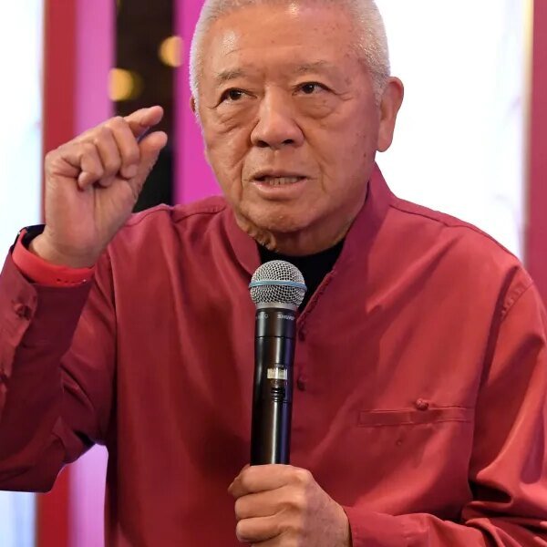 Despite working lengthy 12-hour days, billionaire Panda Express co-CEO says he by…