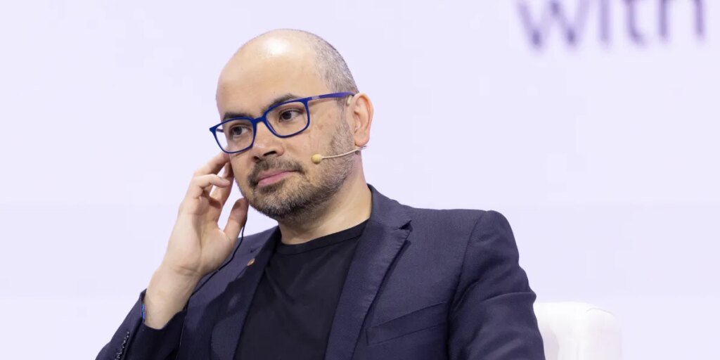 Behind the exit of DeepMind’s CEO: low morale, a expertise exodus, and mannequin delays
