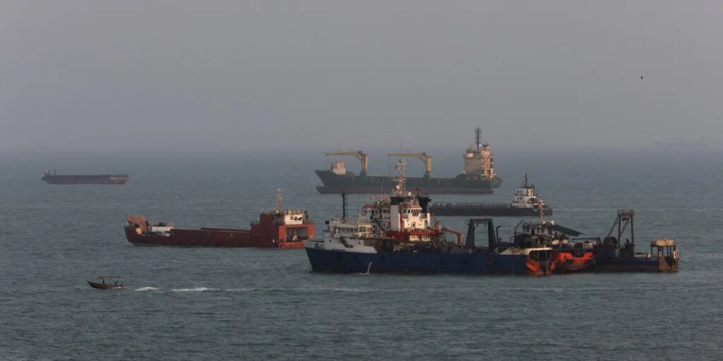 Iran, Oman dwelling in on Hormuz Strait deal as ship assaults mount