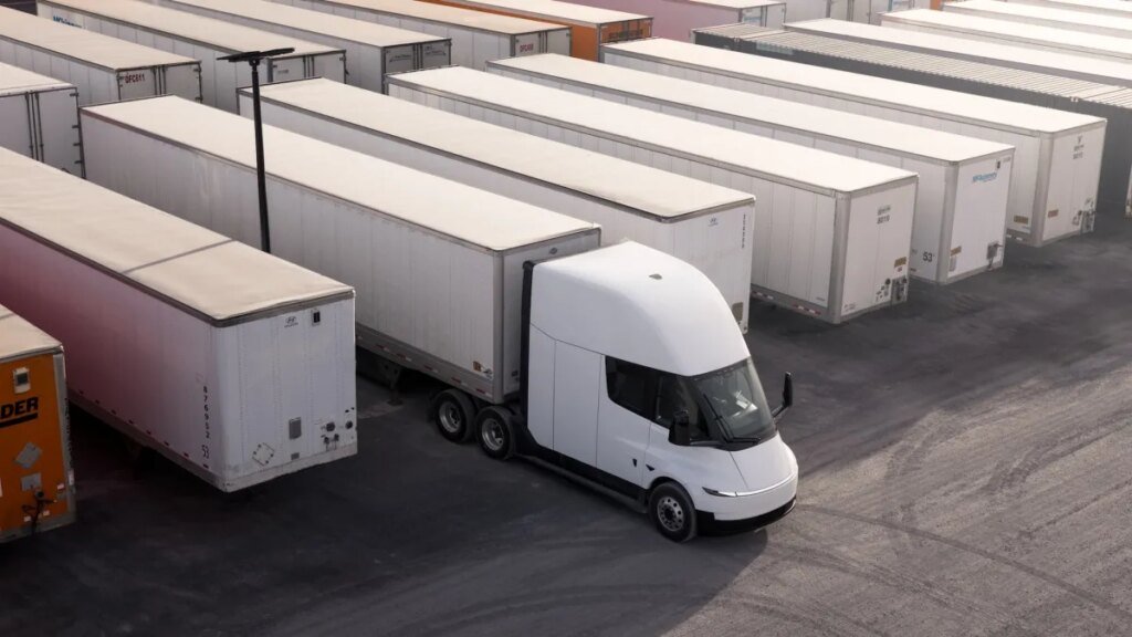 Einride strikes deal so as to add 500 Tesla Semis to its fleet