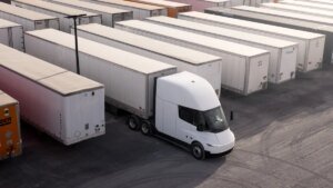 Einride strikes deal so as to add 500 Tesla Semis to its fleet