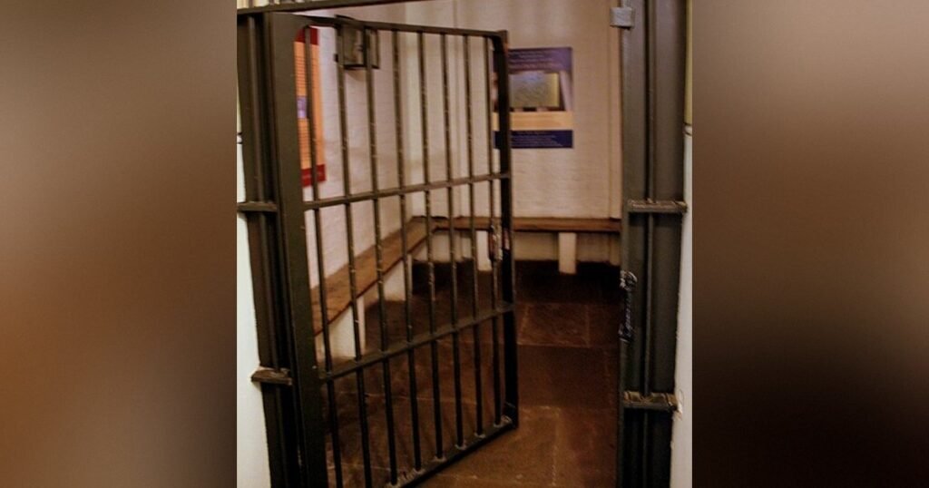 NEW: In the UK, 50 Police Chiefs Unite To Pressure PM Burnham and Fight Early Release of Criminals * The Gateway Pundit * by Paul Serran