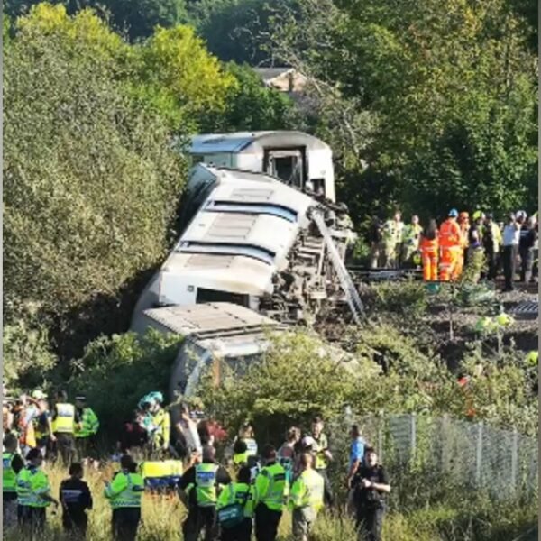 UK Emergency Services Working on Site of Train Derailment in Essex –…