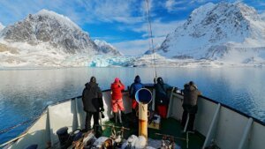 Norway boater’s brazen use of horn to wake sleeping polar bear results in positive