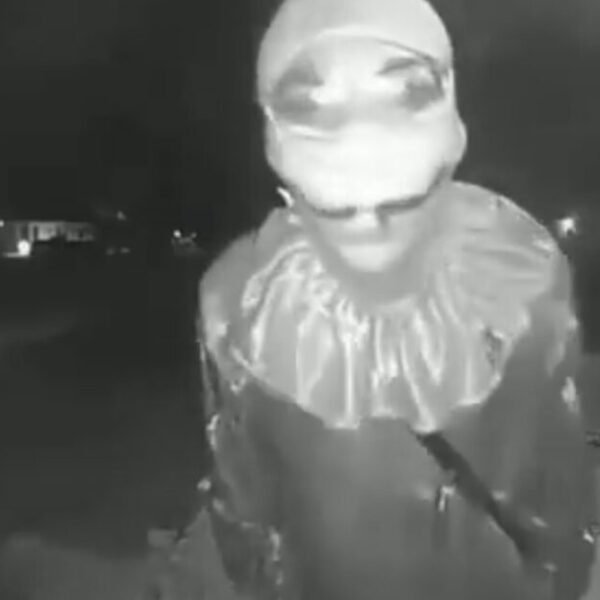 “I Have a Gift For You” – Knife-Wielding 15-Year-Old Dressed in Creepy…