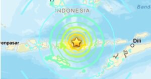 DEVELOPING: Buildings Crumble After Powerful Magnitude 7.7 Earthquake Strikes Indonesia – Tsunami Warning Issued (VIDEO)