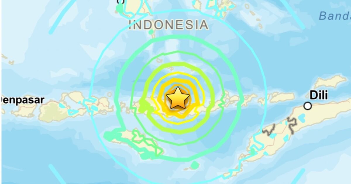 DEVELOPING: Buildings Crumble After Powerful Magnitude 7.7 Earthquake Strikes Indonesia – Tsunami Warning Issued (VIDEO)