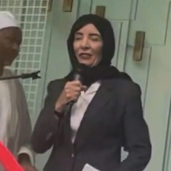 New York Gov. Kathy Hochul Dons Hijab While Speaking to Group of…