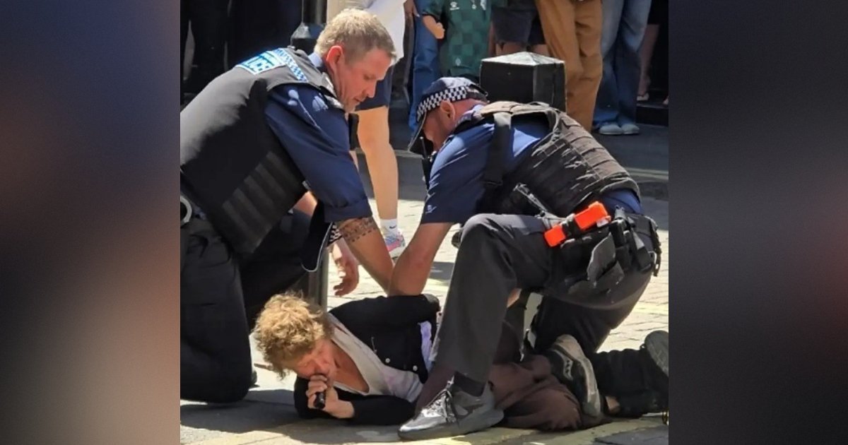 LAWLESS LONDON: Woman Arrested After Allegedly Stabbing Four Men With a Pair of Scissors (VIDEOS)