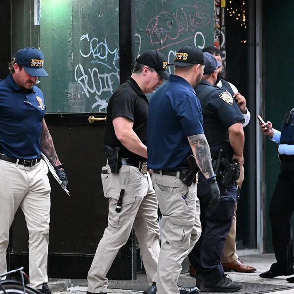 NYPD fatally shoots man armed with butcher knife on Lower East Side:&hellip;