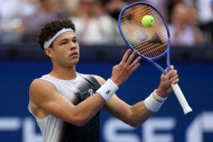 WATCH: Pierce Brosnan, Benny Blanco & others attend Ben Shelton vs Alexander Zverev US Open remaining