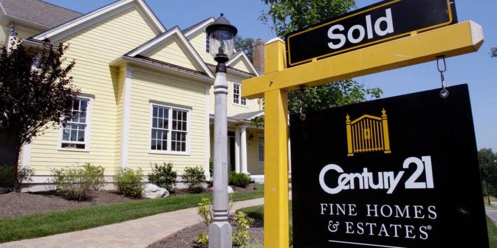 Housing market: Mortgage charges rise for third straight week, house gross sales fall for third month in a row