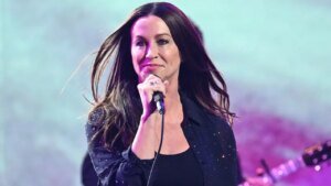 Alanis Morissette says web sites plotted her homicide after ‘Jagged Little Pill’