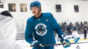 7-foot-1 Sharks prospect Alexander Karmanov drops gloves with Kings rookie in wild viral brawl
