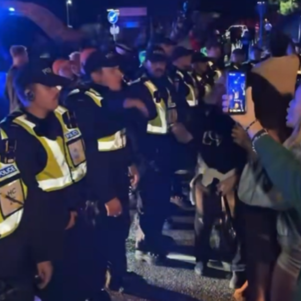 BRITISH MIGRATION REVOLT: Citizens Blockade Gosport Harbor While Mass Police Presence Tries…