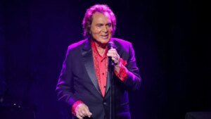Engelbert Humperdinck says shoelace saved his life in British Army