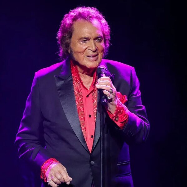 Engelbert Humperdinck says shoelace saved his life in British Army