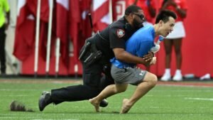 Fan runs onto area at Houston Cougars recreation, will get completely trucked by police officer