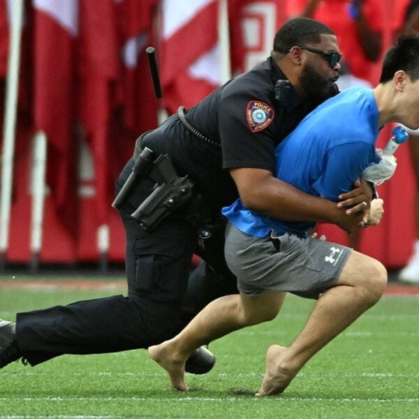 Fan runs onto area at Houston Cougars recreation, will get completely trucked…