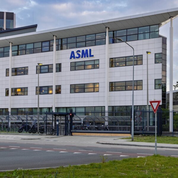 ASML’s Valuation Makes No Sense: October 14 Could Prove It (NASDAQ:ASML)