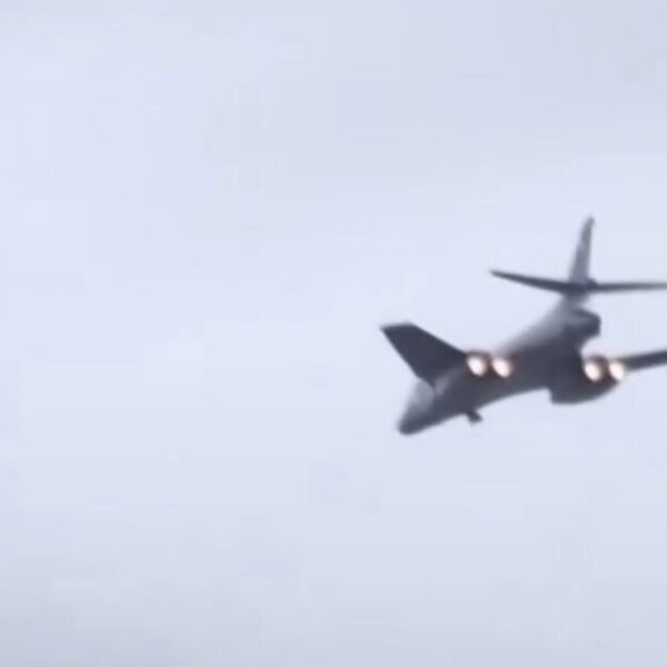 WATCH: Trump Buzzes B-1 Bombers Over Xi Jinping During Welcome Ceremony *…