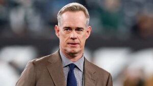 ESPN re-signs Joe Buck for greater than $100 million, highlighting firm technique