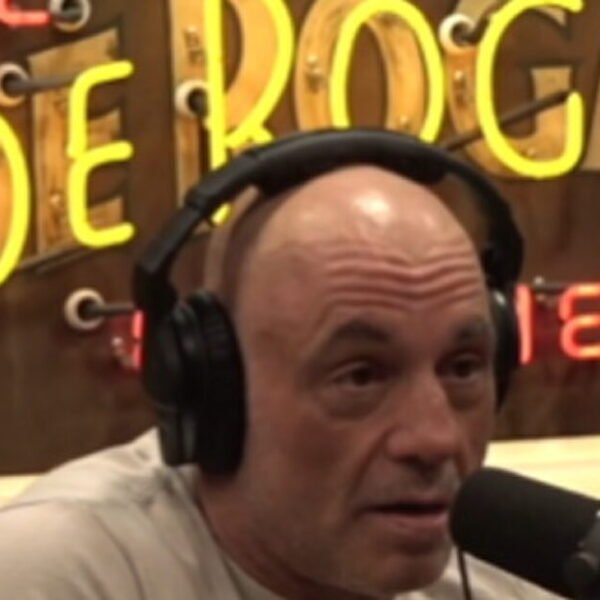 Joe Rogan TORCHES the Women Who Are Showing Up to Support Lindsay…