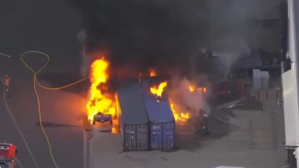 News helicopter crashes in Los Angeles, leaving 3 useless, 1 hospitalized