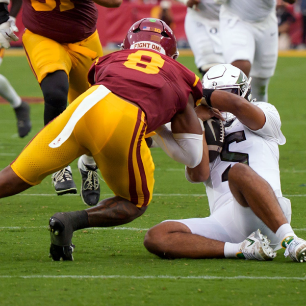 Oregon Ducks QB Dante Moore carted off the sector after a vicious…