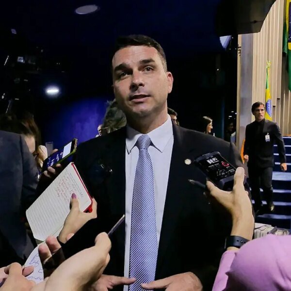 Flávio Bolsonaro reportedly flees Brazil for the US after election loss